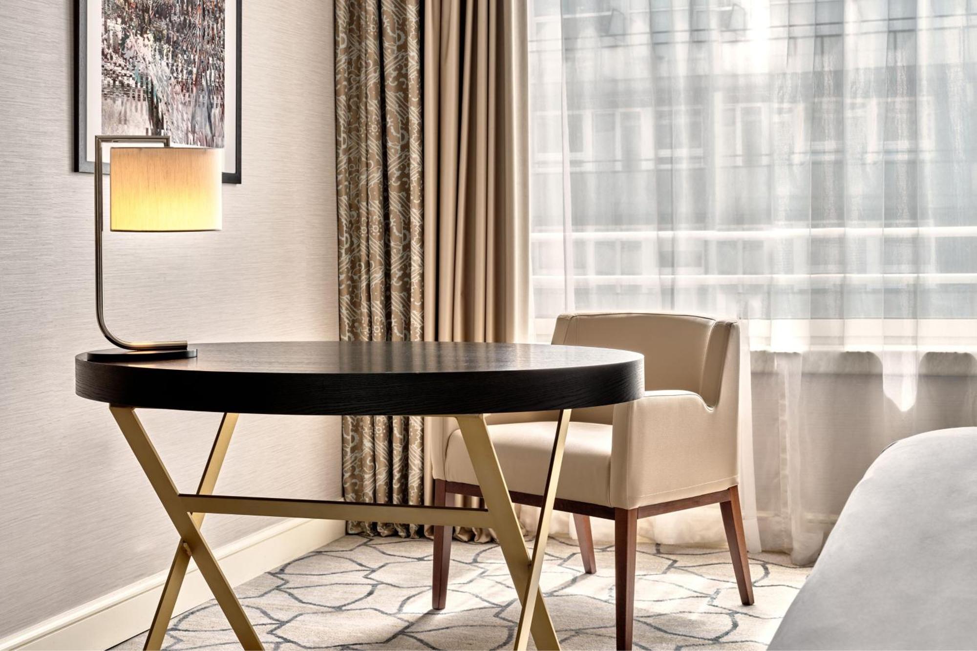 Sheraton Grand Warsaw Exterior photo A table and chair